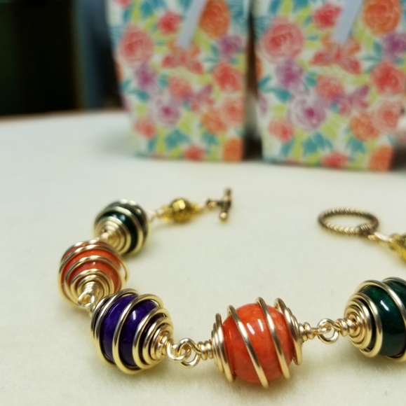 Gold Tone Swirl Bracelet! - Picture 2 of 2